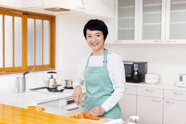 Schön Asiatische Frau Mittleren Alters Kochen — Stockfoto