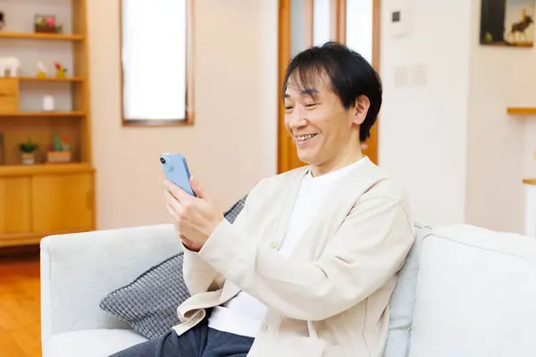 Asiático Hombre Usando Smartphone Casa —  Fotos de Stock