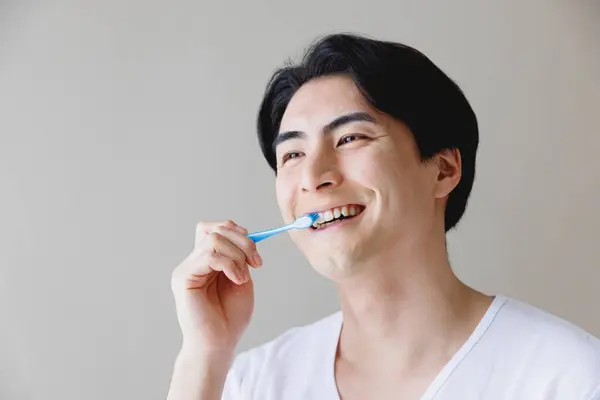 Potret Pria Muda Jepang Tampan Menggosok Gigi Rumah — Stok Foto