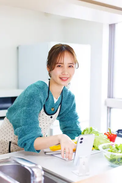 Joven Asiático Mujer Con Smartphone Cocina Cocina — Foto de Stock
