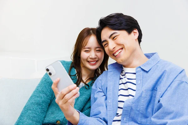 Asiatisches Paar Mit Smartphone — Stockfoto