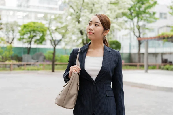 Jong Japans Zakenvrouw Staande Outdoor Werken Kleding — Stockfoto