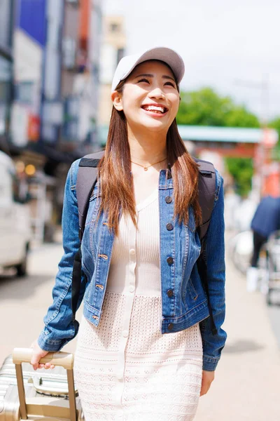 Donna Giapponese Che Cammina Strada Attraente Turista Donna Con Bagagli — Foto Stock
