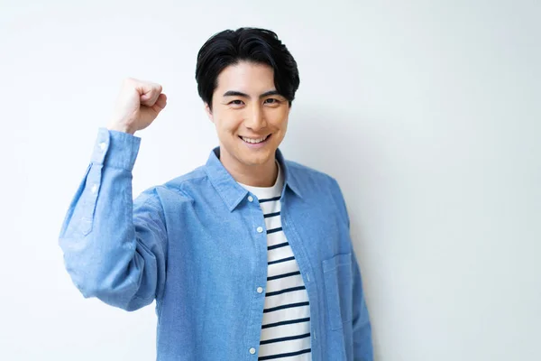 Sıradan Giyinmiş Genç Asyalı Yakışıklı Adam Kazanan Hareketi Gösteriyor — Stok fotoğraf