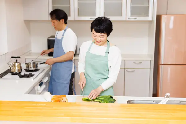 Asiatische Mann Und Frau Mittleren Alters Kochen Zusammen — Stockfoto