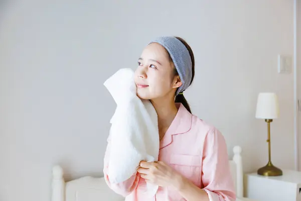 Beautiful Young Asian Woman Doing Skincare Routine — Stock Photo, Image