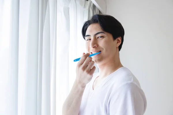 Potret Pria Muda Jepang Tampan Menggosok Gigi Rumah — Stok Foto
