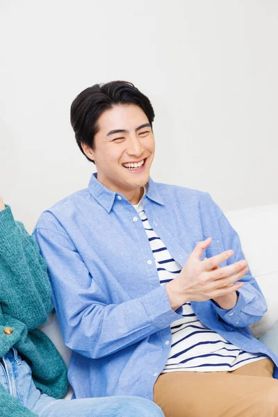 Jovem Asiático Casal Sentado Sofá Com Televisão — Fotografia de Stock