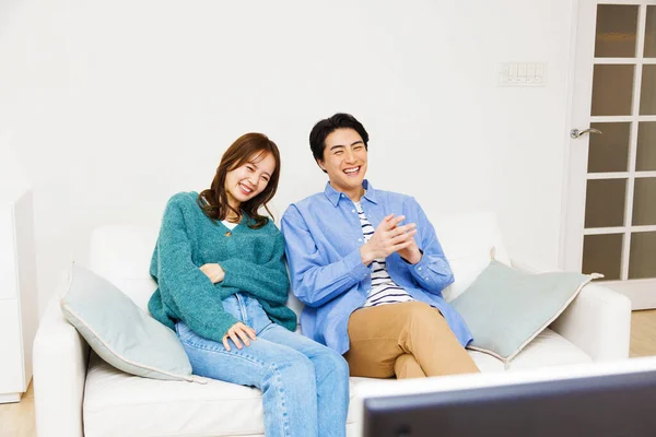 Junges Asiatisches Paar Sitzt Auf Couch Mit Fernseher — Stockfoto