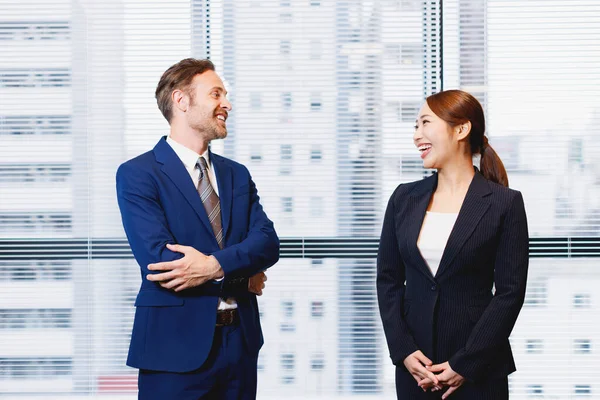 Modern ofiste birlikte çalışan başarılı iş kadını ve iş kadınının portresi