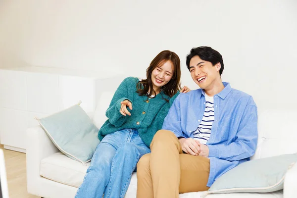 Jong Aziatisch Paar Zitten Bank Met Televisie — Stockfoto