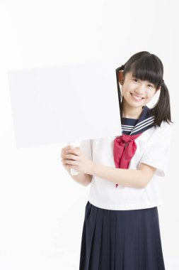 Okul üniformalı güzel bir öğrencinin portresi. Elinde beyaz bir tahta var.