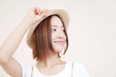 Şapkalı güzel bir kadının stüdyo portresi. 