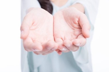 Ellerini uzatan bir kadın.  