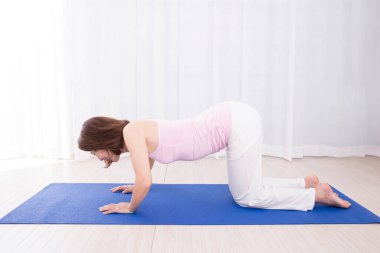 Güzel Asyalı kadın yoga egzersizi yapıyor.