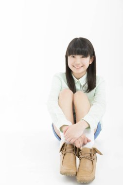 Gülümseyen Asyalı kızın stüdyo portresi 