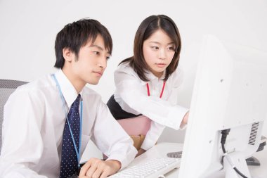 genç iş adamları bilgisayar ile çalışma