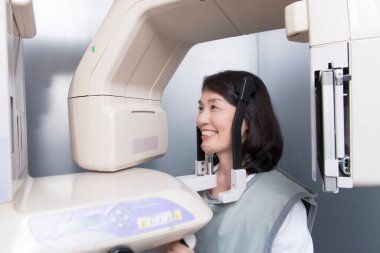 Hastanedeki röntgeni inceleyen kadın.