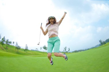 Genç, güzel Asyalı kadın golfçü 