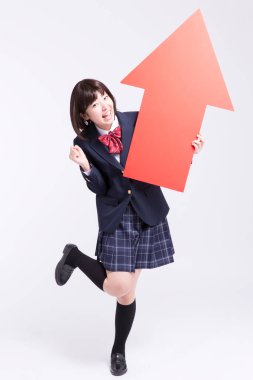 Kırmızı oklu gülümseyen Japon öğrencinin stüdyo portresi.