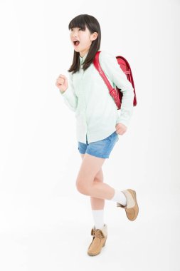 Sırt çantalı genç Asyalı kız beyaz arka planda izole edilmiş. 