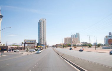  Gündüz şehir trafiği modern binaların önünden geçiyor