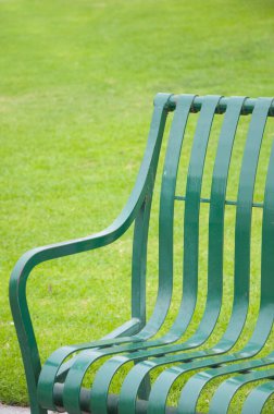 Parktaki boş bankı kapat.