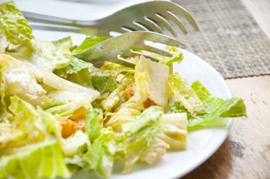 Tavuklu ve marullu salata ile yakın plan.