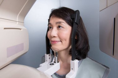3d jaws x-ray yapan Asyalı kadını kapat