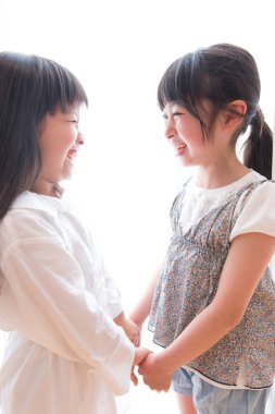 Evde gülümseyen iki Asyalı kız. 