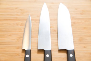 Tahta arka planda bıçakları kapatın.