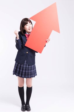 Kırmızı oklu gülümseyen Japon öğrencinin stüdyo portresi.