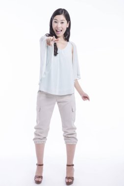 Güzel Asyalı kadının işaret ettiği stüdyo portresi