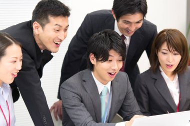 Dinamik bir çalışma ortamında iş dünyasından profesyonellerin resmi.