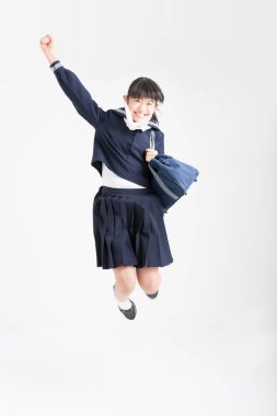 Beyaz arka planda okul üniformalı güzel genç bir öğrencinin portresi.