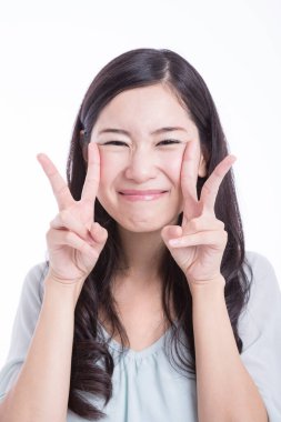 Barış belirtileri gösteren güzel Asyalı kadının stüdyo portresi