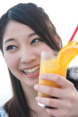 Elinde meyve suyu tutan Asyalı bir kadının portresi.