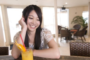 Kokteyl masasında oturan bir kadın.