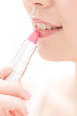 Güzel Asyalı genç kadın kırmızı ruj sürüyor.