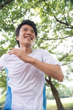 Sportif Japon adam yaz parkında koşuyor. 