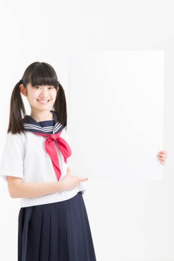 Okul üniformalı güzel bir öğrencinin portresi. Elinde beyaz bir tahta var.