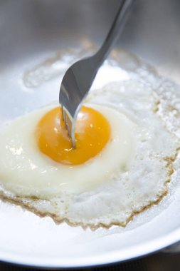 tavada kızarmış yumurta ile 