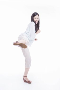 Genç Asyalı kadın savaşmaya hazır. 