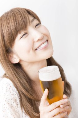 Bir bardak biralı güzel Japon kadın.