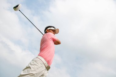 Golf sahasında golf oynayan golfçü