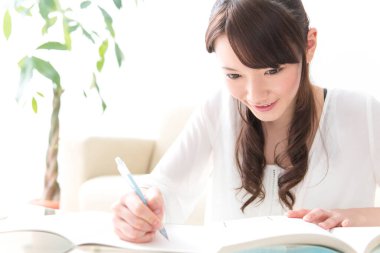 Asyalı kadın evde eğitim 