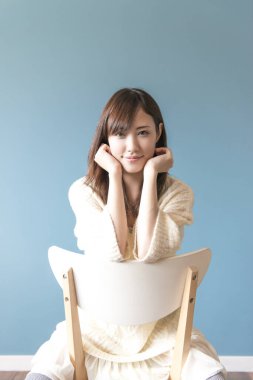 Sandalyede oturan kadın vuruldu.