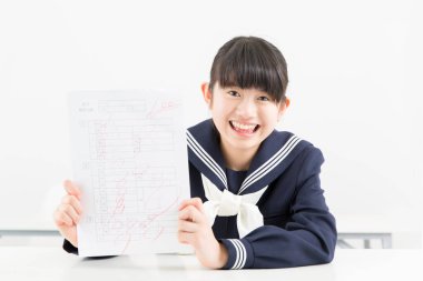 Test sonuçlarıyla güzel Japon öğrencinin portresi.