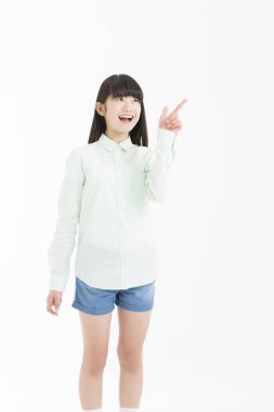 Genç Asyalı kız öğrenci beyaz arka planda parmak göstererek izole edilmiş. 