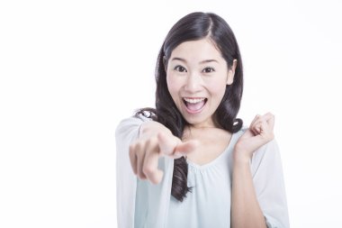 Güzel Asyalı kadının işaret ettiği stüdyo portresi